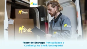 Entregador da Sheik Estamparia descarregando mercadoria, cumprindo o prazo de entrega.