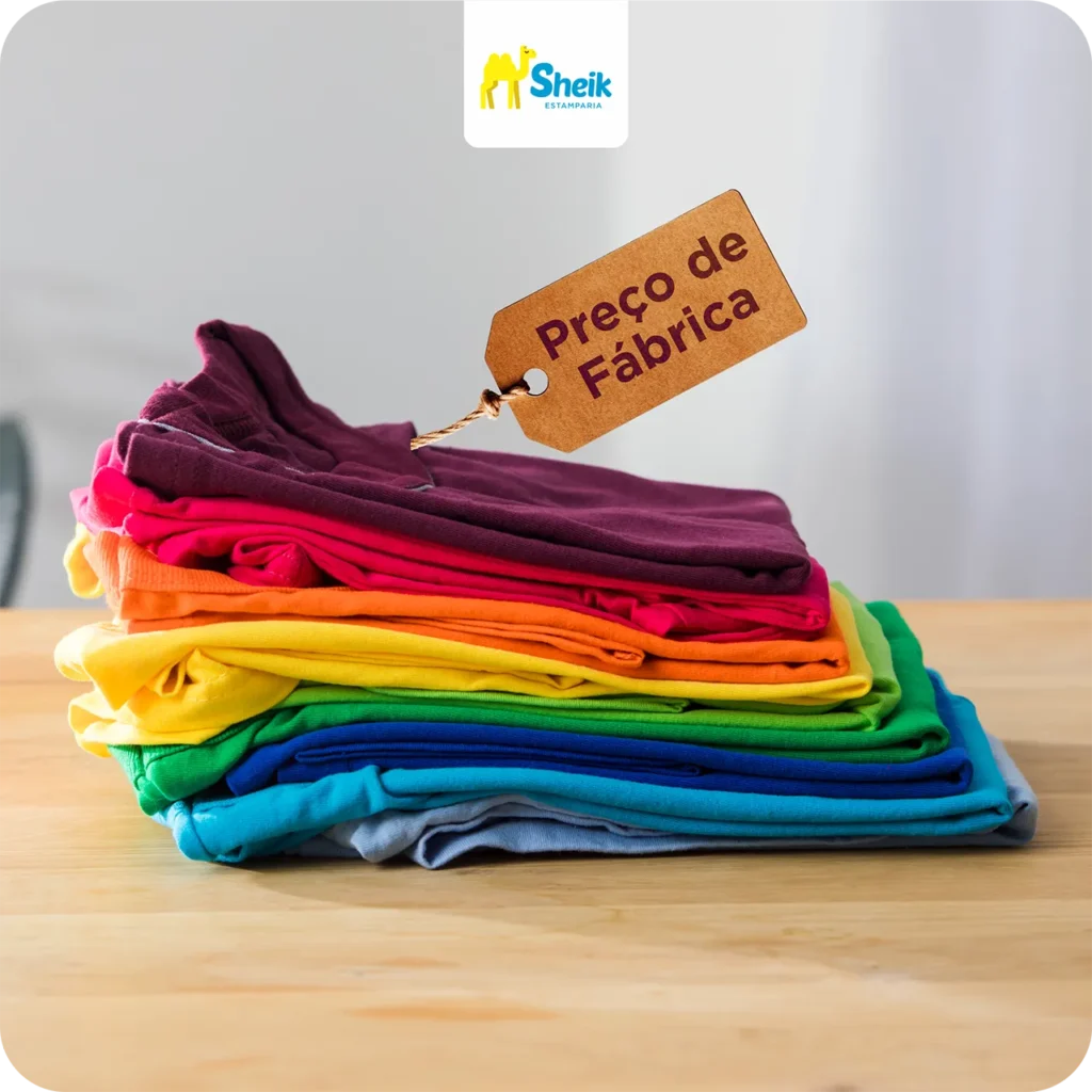 Pilha de camisas de diferentes cores dobradas.