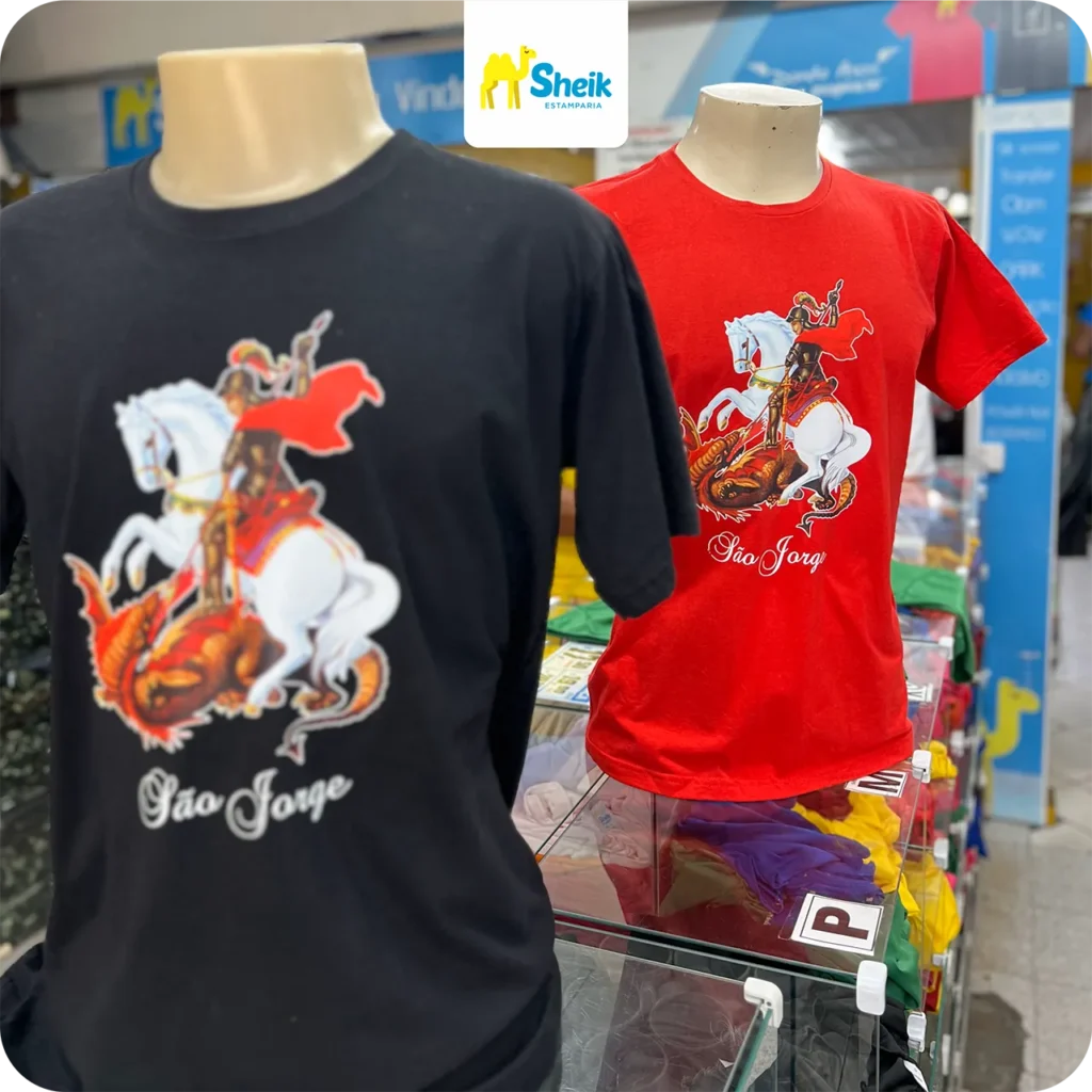 Camisas com estampas de São Jorge em manequins.