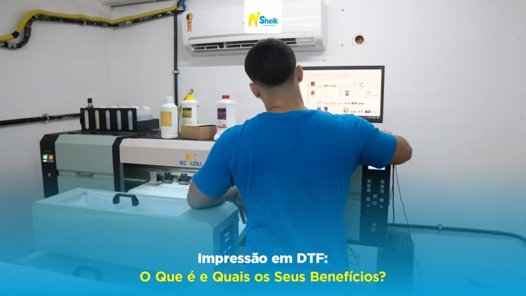 Colaborador operando máquina DTF.