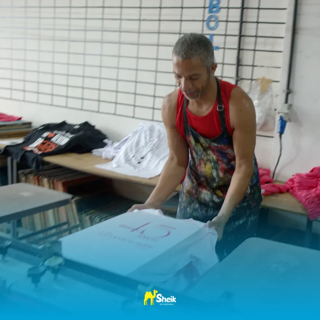 Colaborador preparando uma camisa para estampar.