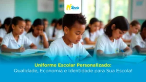 Crianças uniformizadas sentadas numa sala de aula.