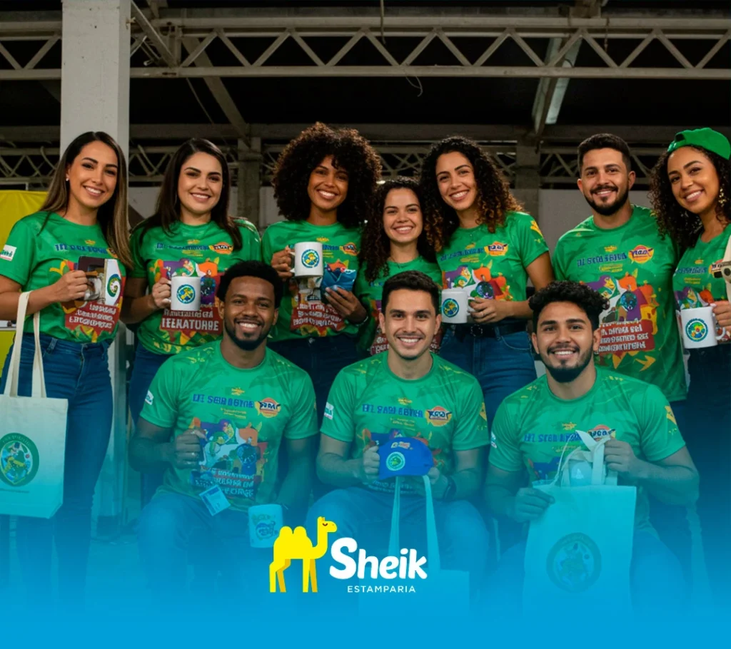 Pessoas com camisas e brindes para eventos.