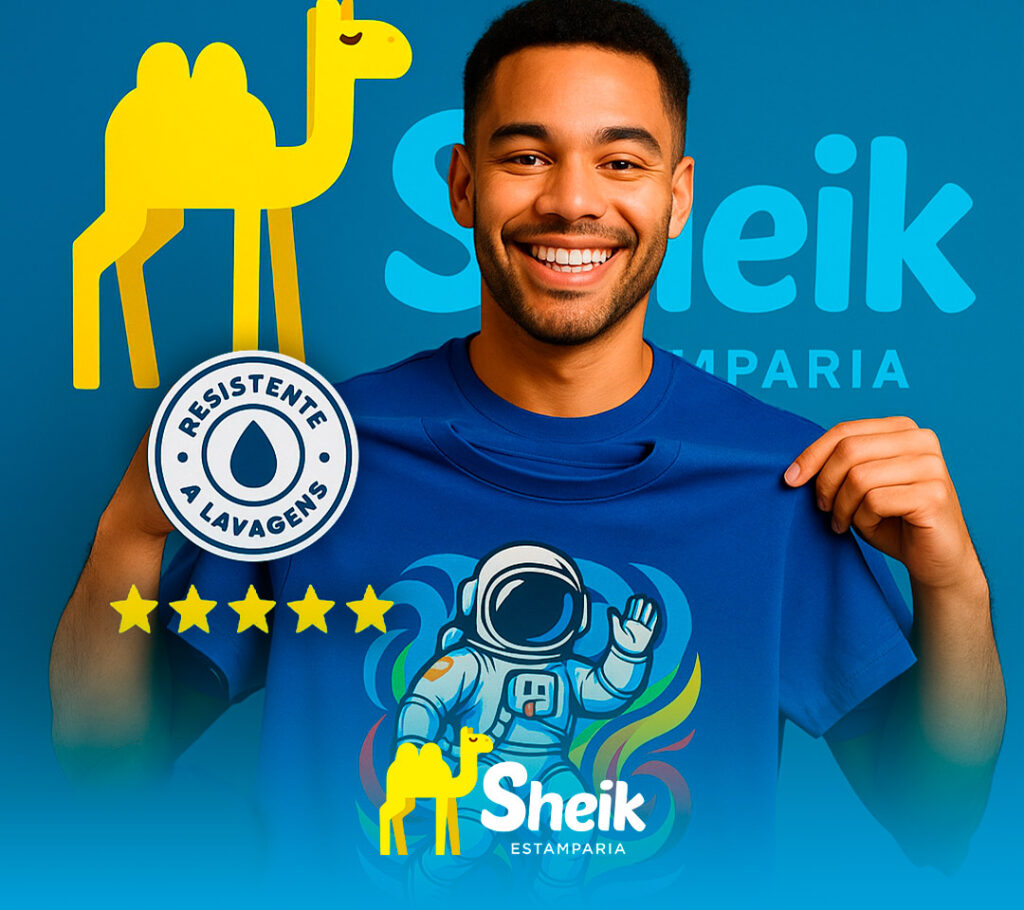 Homem mulato, segurando uma camisa estampada.