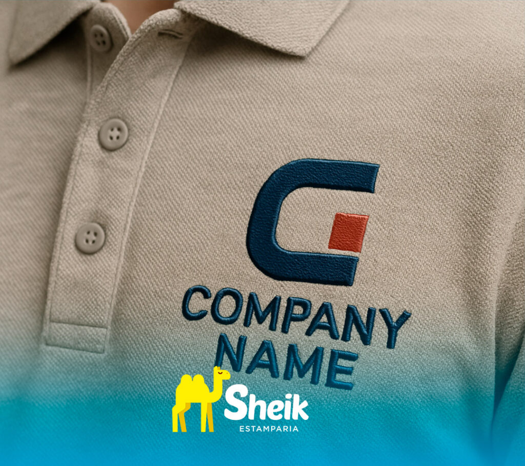 Camisa com logotipo bordado