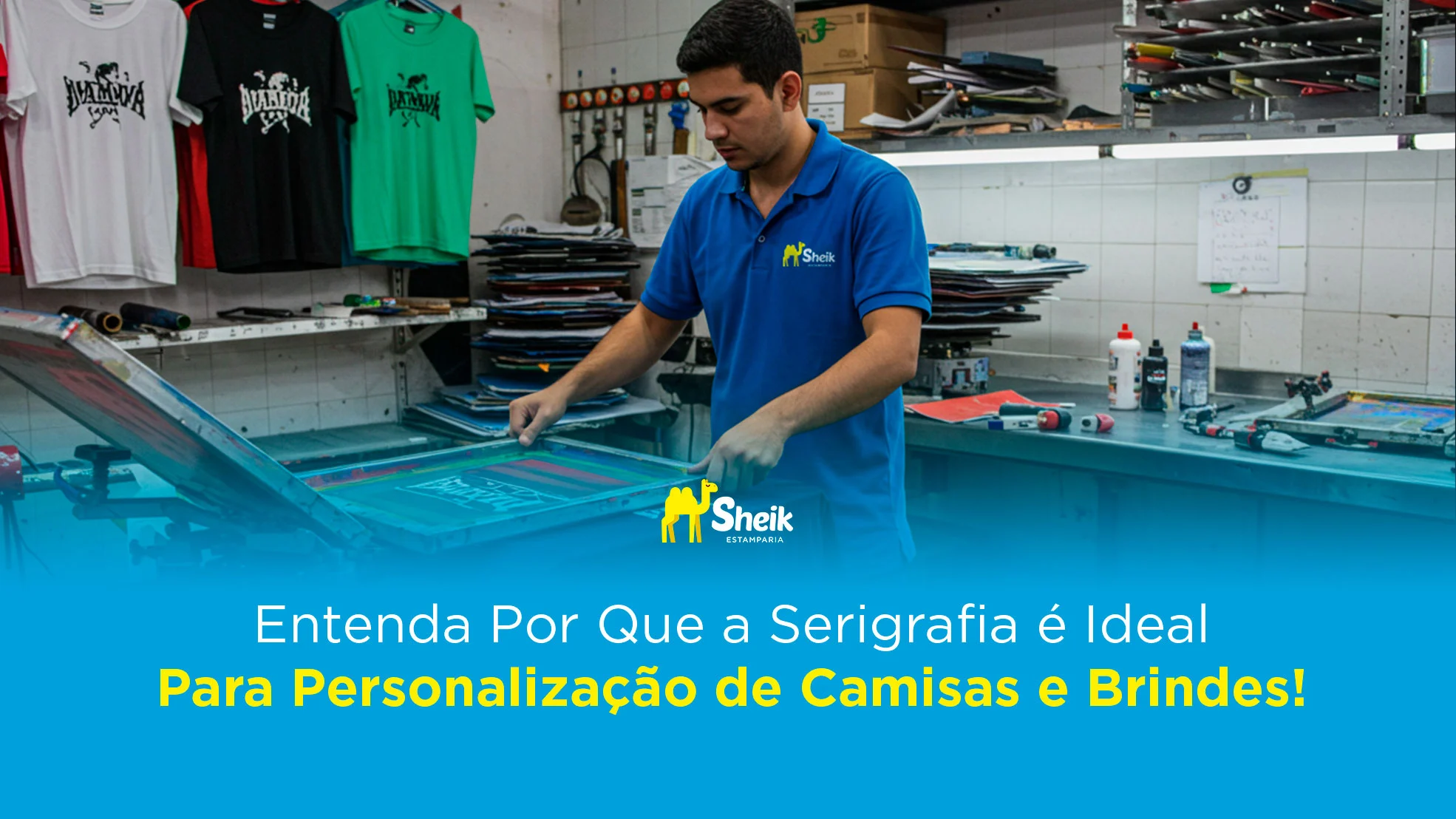 Profissional da Sheik Estamparia estampando uma camisa.